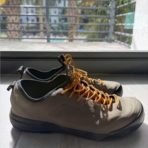 Arc'teryx Acrux SL Approach Hiking Shoes Mens - 9.5